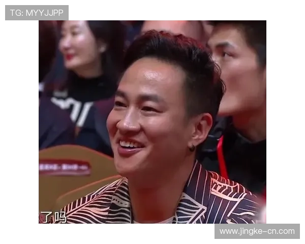 足球明星化身普通人街头游玩却被热情球迷一眼识破的趣事