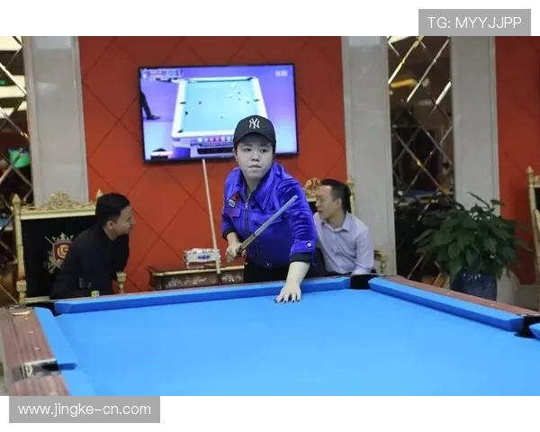 足球明星化身大厨挑战美食制作展现球场外的别样风采