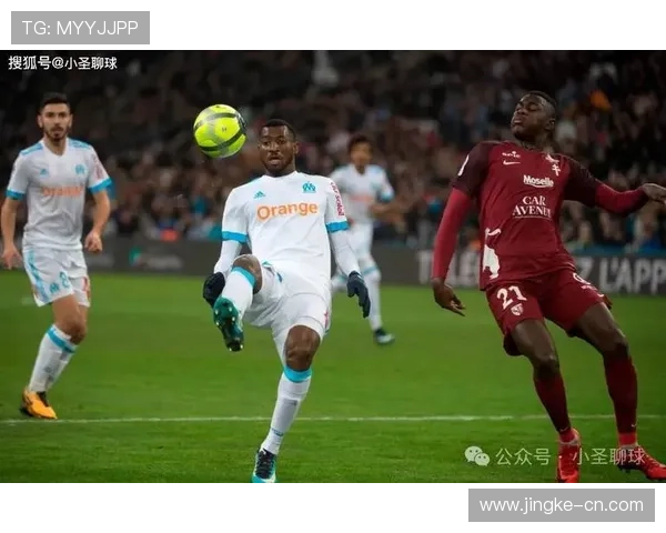 足球明星在草地上的精彩滑行瞬间集锦回顾与分析 足球明星在草地上的精彩滑行瞬间集锦回顾与分析